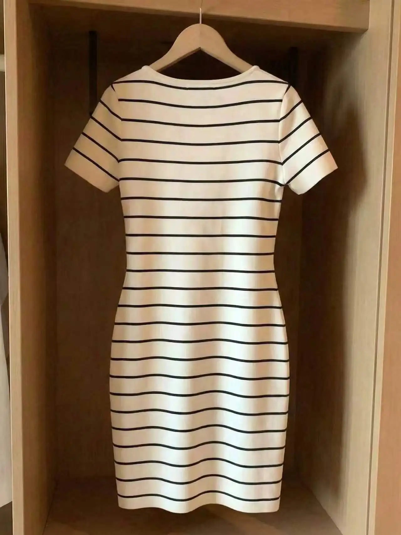 Vestido Elegante Casual com Estampa Listrada, Decote Redondo, Manga Curta