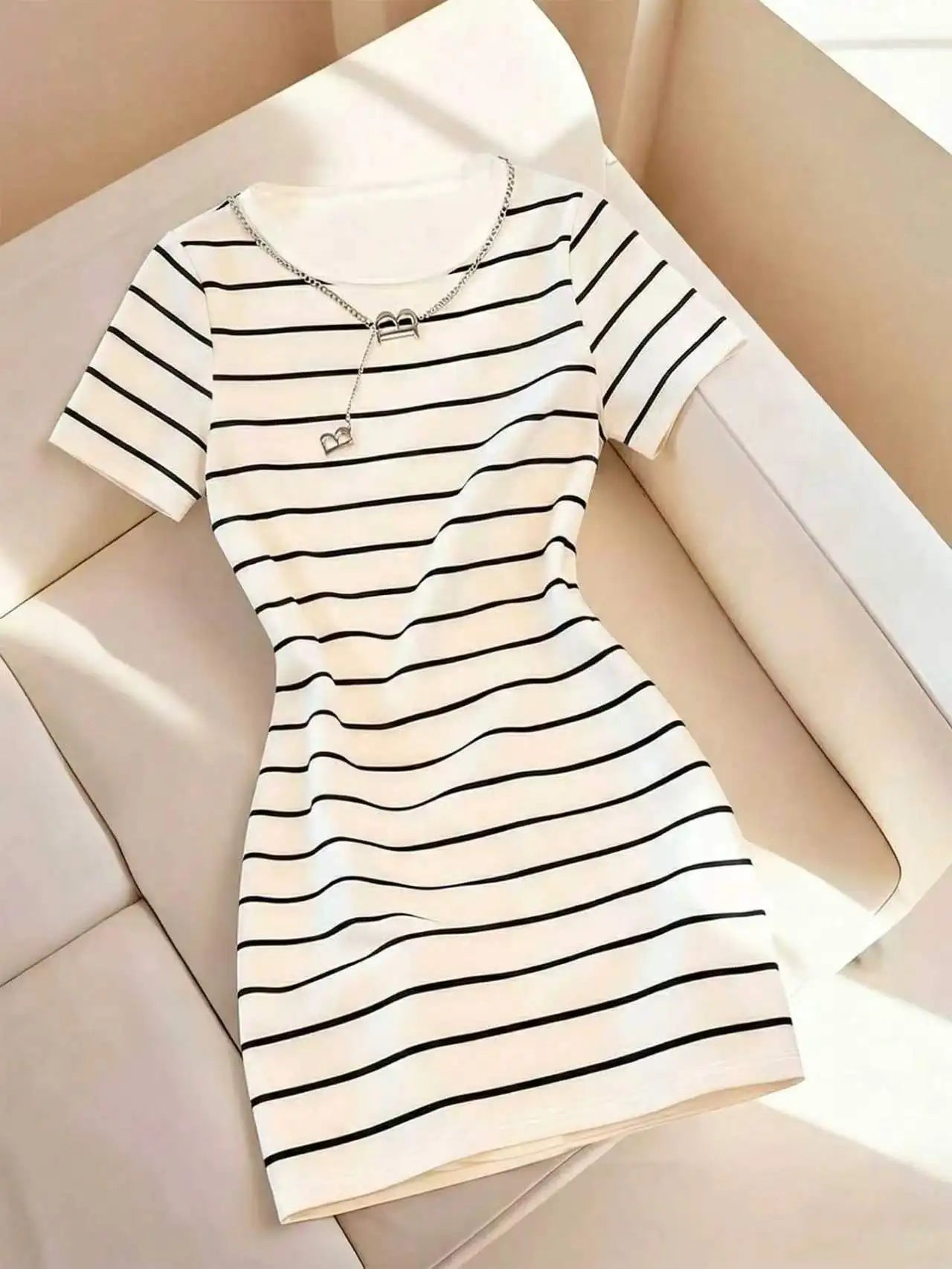Vestido Elegante Casual com Estampa Listrada, Decote Redondo, Manga Curta