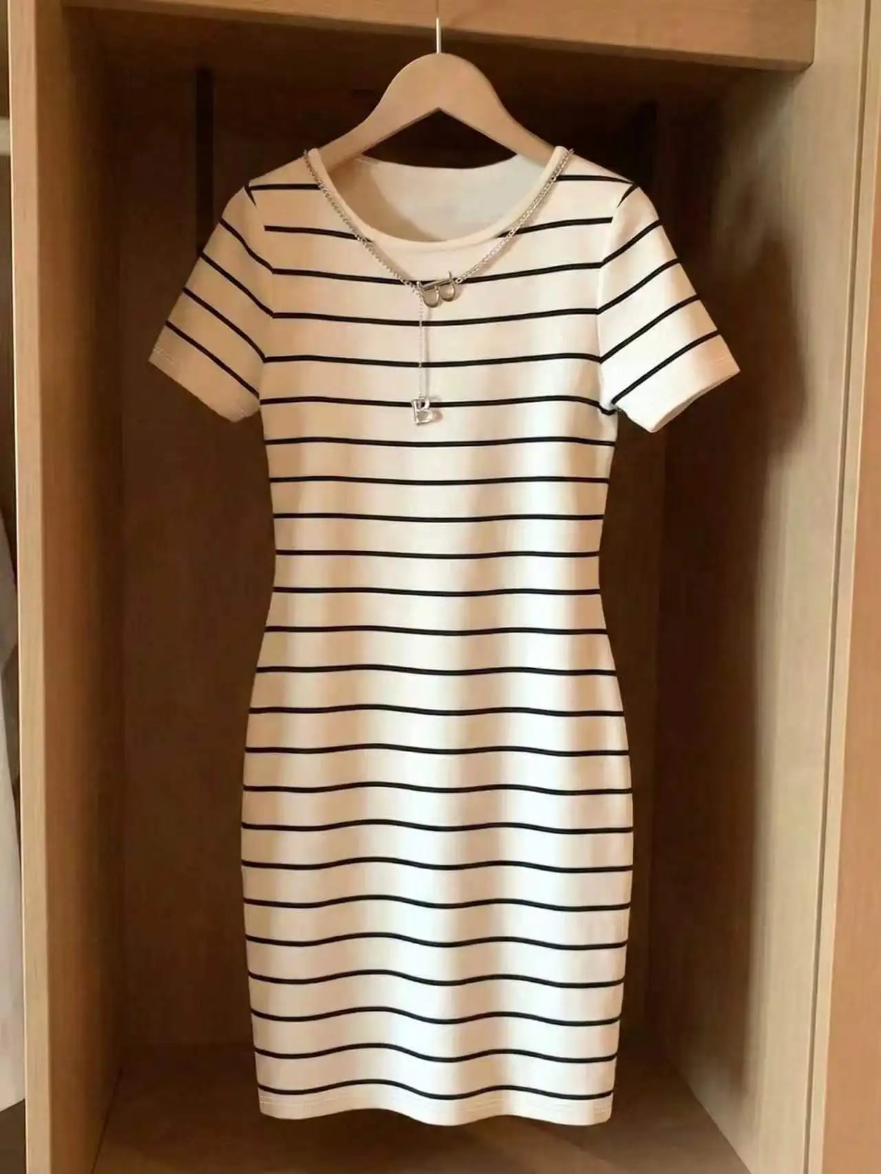 Vestido Elegante Casual com Estampa Listrada, Decote Redondo, Manga Curta