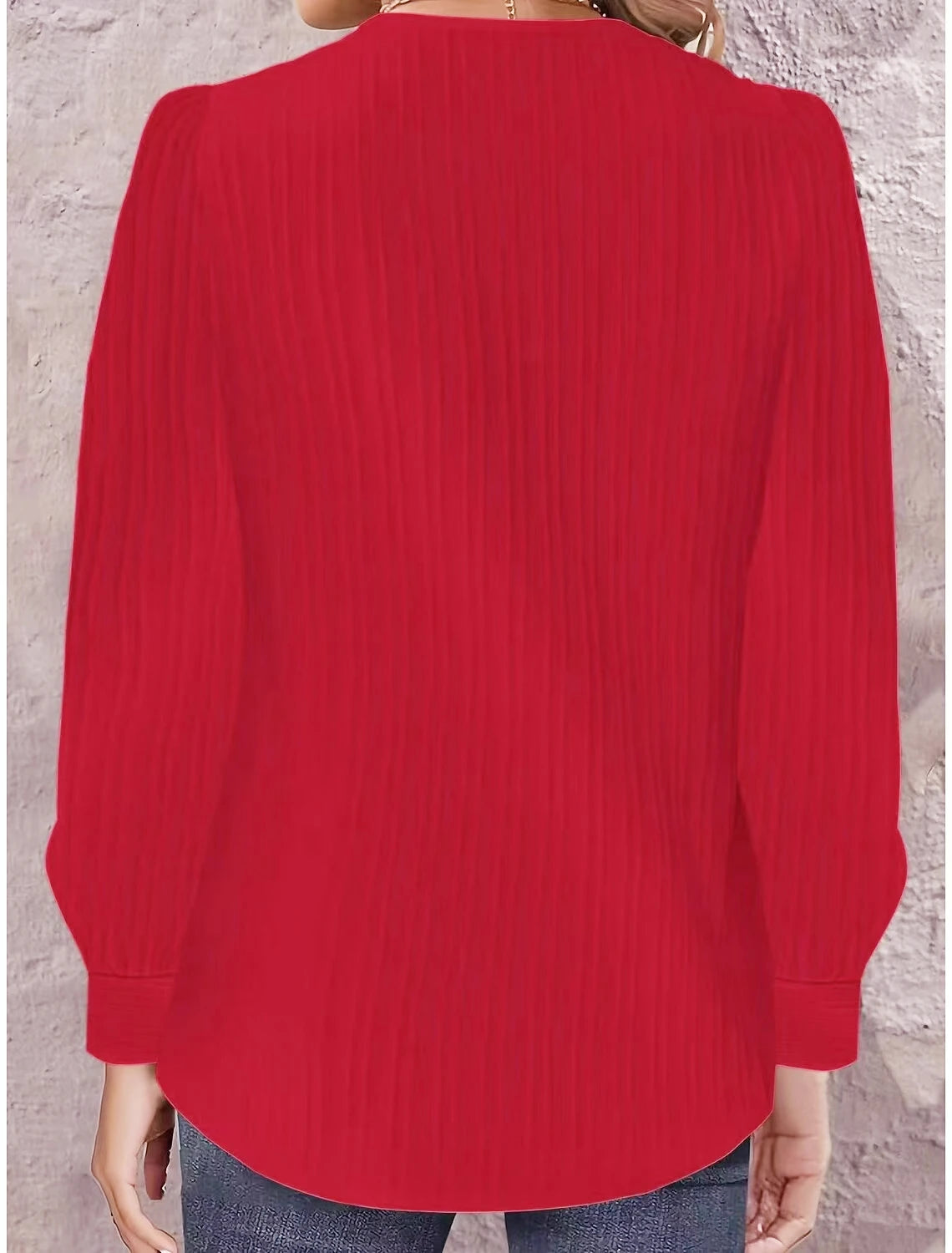 Blusa assimétrica decote V, manga longa canelada, botões